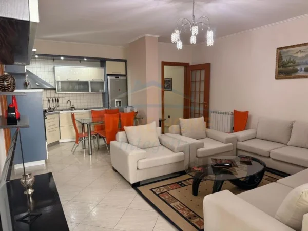 Tirane, jepet me qera apartament 3+1 Kati 7, 130 m² 1.000 € (PAZARI I RI)