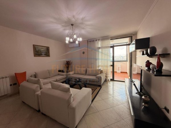 Tirane, jepet me qera apartament 3+1 Kati 7, 130 m² 1.000 € (PAZARI I RI)