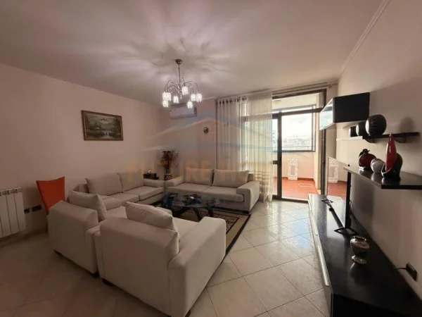 Tirane, jepet me qera apartament 3+1 Kati 7, 130 m² 1.000 € (PAZARI I RI)