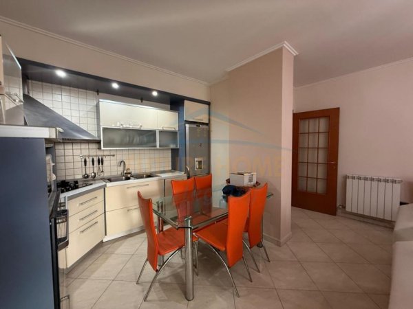 Tirane, jepet me qera apartament 3+1 Kati 7, 130 m² 1.000 € (PAZARI I RI)
