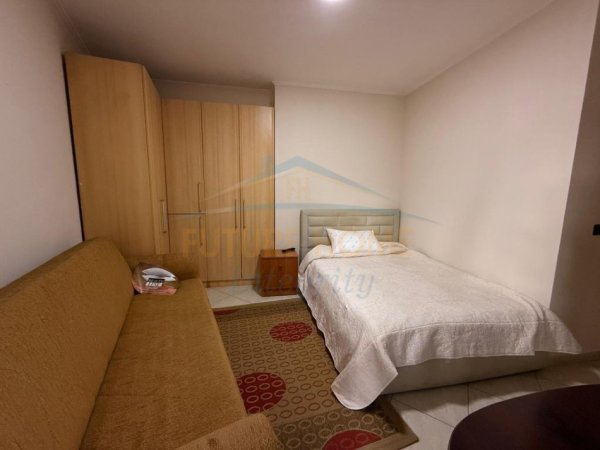 Tirane, jepet me qera apartament 3+1 Kati 7, 130 m² 1.000 € (PAZARI I RI)