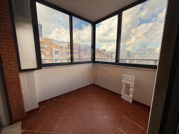 Tirane, jepet me qera apartament 3+1 Kati 7, 130 m² 1.000 € (PAZARI I RI)