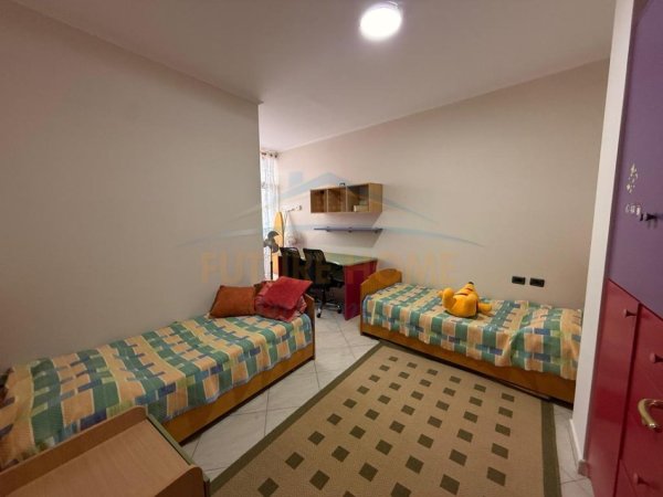 Tirane, jepet me qera apartament 3+1 Kati 7, 130 m² 1.000 € (PAZARI I RI)