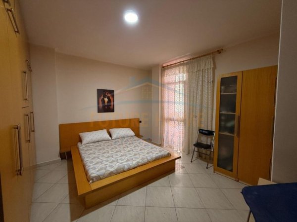Tirane, jepet me qera apartament 3+1 Kati 7, 130 m² 1.000 € (PAZARI I RI)
