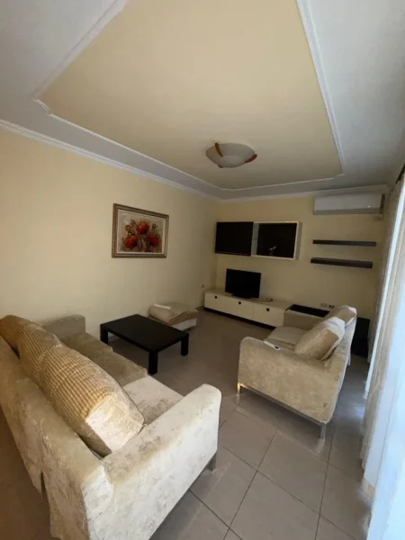Tirane, jepet me qera apartament 2+1 Kati 5, 120 m² 800 € (liqeni artificial)