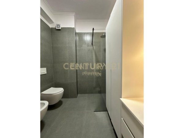 Tirane, jepet me qera apartament 2+1+Ballkon Kati 7, 95 m² 600 € (unaze e re)