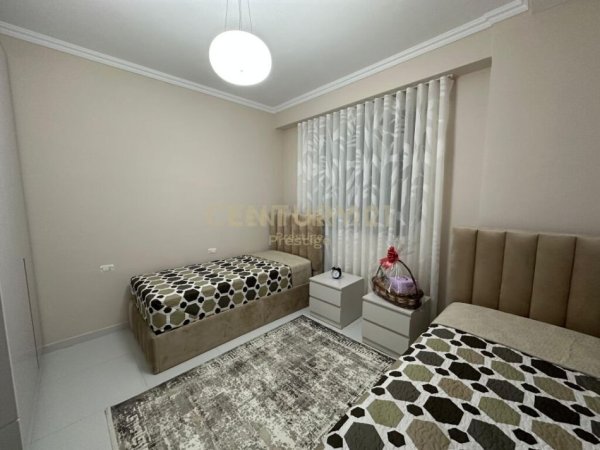 Tirane, jepet me qera apartament 2+1+Ballkon Kati 7, 95 m² 600 € (unaze e re)