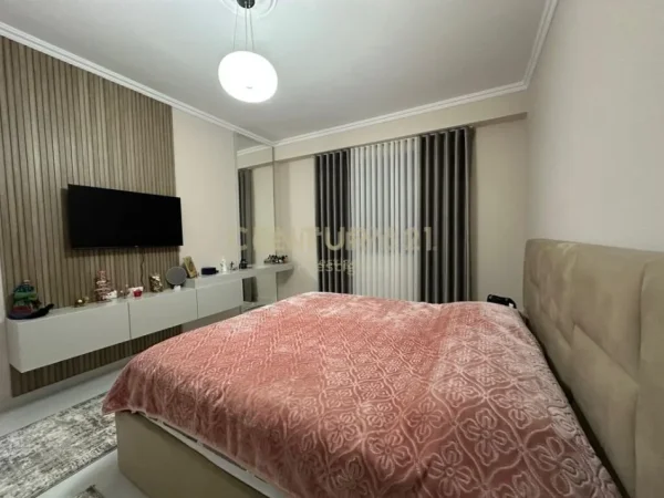 Tirane, jepet me qera apartament 2+1+Ballkon Kati 7, 95 m² 600 € (unaze e re)