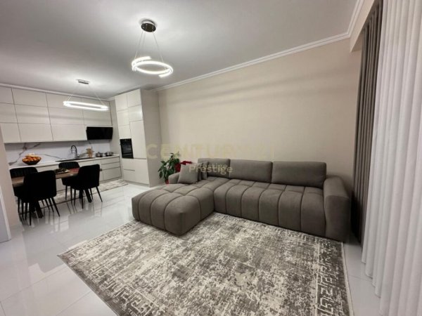 Tirane, jepet me qera apartament 2+1+Ballkon Kati 7, 95 m² 600 € (unaze e re)