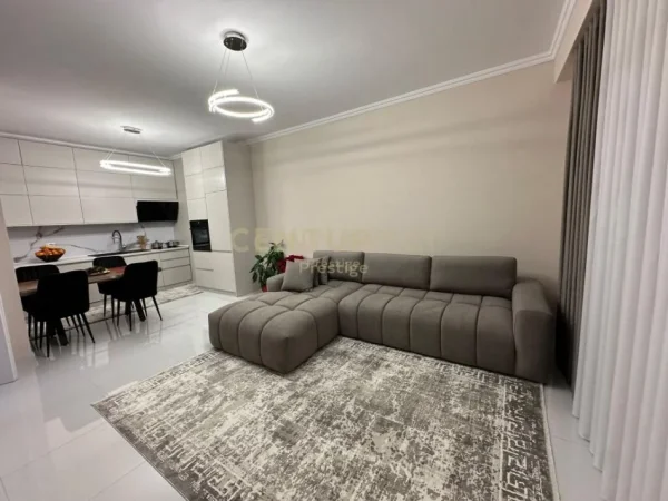 Tirane, jepet me qera apartament 2+1+Ballkon Kati 7, 95 m² 600 € (unaze e re)