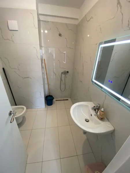 Tirane, jepet me qera apartament 2+1 Kati 7, 96 m² 500 € (Univers City)