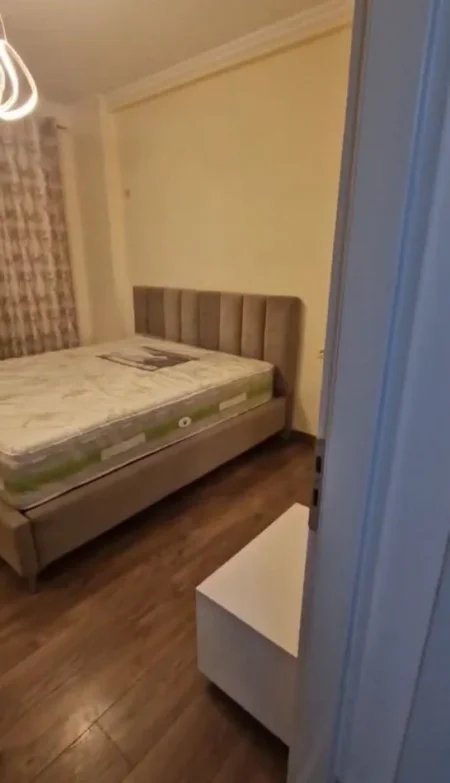 Tirane, jap me qera apartament 1+1+Ballkon Kati 1, 70 m² 450 € (Kodra Diellit, prane Big Market)