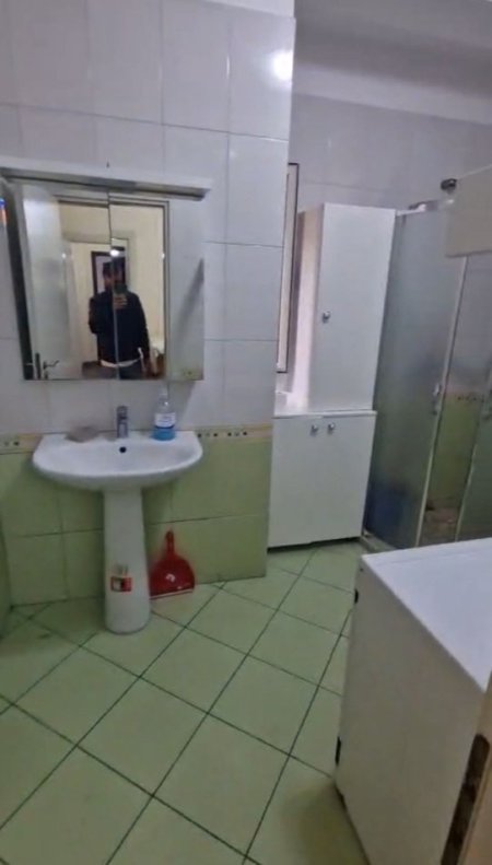 Tirane, jap me qera apartament 1+1+Ballkon Kati 1, 70 m² 450 € (Kodra Diellit, prane Big Market)