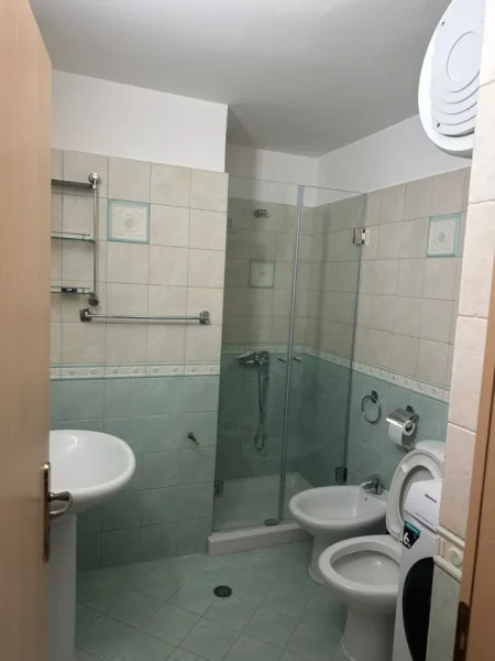 !!Dhene!!Durres, jepet me qera apartament 1+1+Ballkon Kati 10, 70 m² 400 € (Siper Raiffaisen Bank, Bashkia)