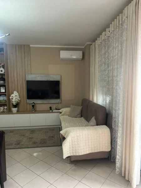 !!Dhene!!Durres, jepet me qera apartament 1+1+Ballkon Kati 10, 70 m² 400 € (Siper Raiffaisen Bank, Bashkia)