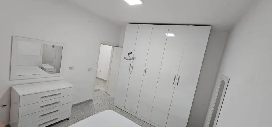 Tirane, jepet me qera apartament 1+1 Kati 3, 60 m² 600 € (RRUGA E BARRIKADAVE)