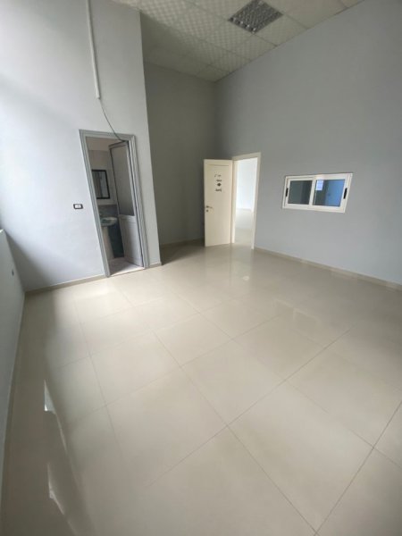 Jepet me Qira Ambient Komercial Në Rrugën Ardeno prane QTU ,Kati 0, 180 m² 1.000 €uro