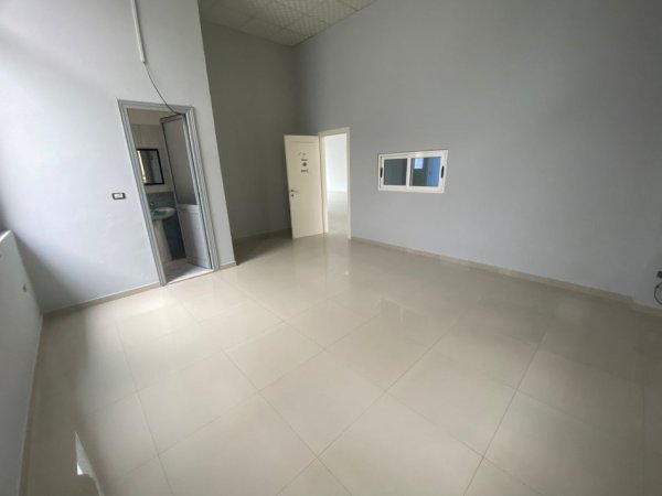 Jepet me Qira Ambient Komercial Në Rrugën Ardeno prane QTU ,Kati 0, 180 m² 1.000 €uro