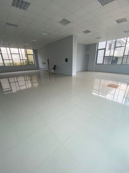 Jepet me Qira Ambient Komercial Në Rrugën Ardeno prane QTU ,Kati 0, 180 m² 1.000 €uro