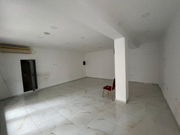 Tirane, jepet me qera dyqan Kati 0, 48 m² 600 € (Vasil Shanto)