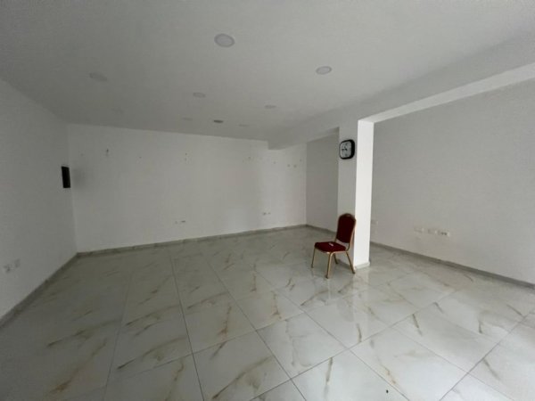 Tirane, jepet me qera dyqan Kati 0, 48 m² 600 € (Vasil Shanto)