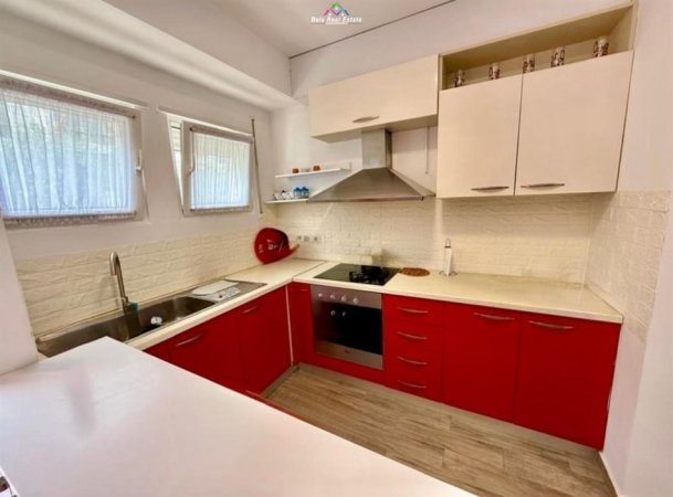 Tirane, jepet me qera apartament duplex 1+1+Ballkon Kati 1, 110 m² 600 € (kodra e diellit)