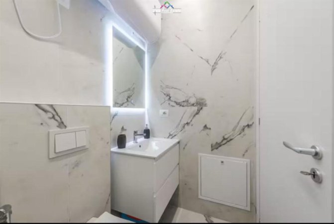 Tirane, jepet me qera apartament 1+1 Kati 5, 55 m² 700 € (PRANE SHKOLLES KONFERENCA E PEZES)