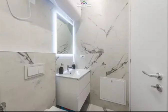 Tirane, jepet me qera apartament 1+1 Kati 5, 55 m² 700 € (PRANE SHKOLLES KONFERENCA E PEZES)