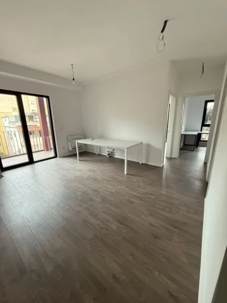 Tirane, jepet me qera zyre Kati 3, 105 m² 1.100 € (RRUGA E KAVAJES)