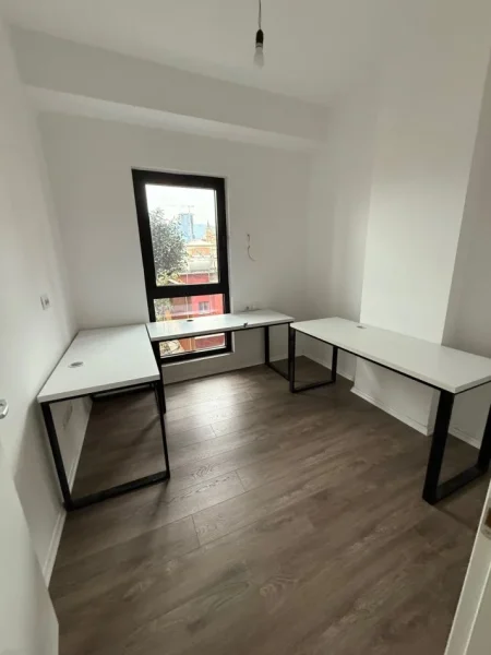 Tirane, jepet me qera zyre Kati 3, 105 m² 1.100 € (RRUGA E KAVAJES)