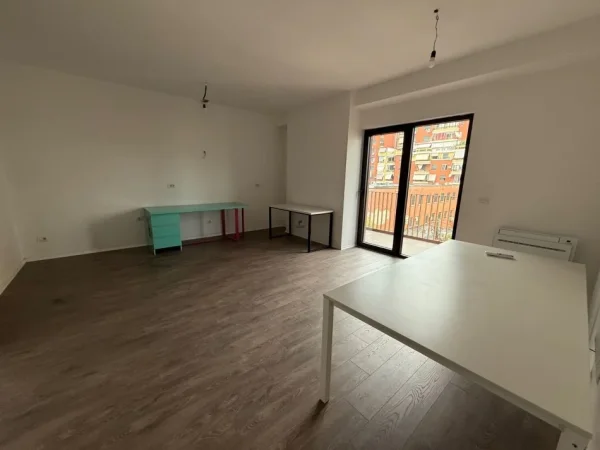 Tirane, jepet me qera zyre Kati 3, 105 m² 1.100 € (RRUGA E KAVAJES)