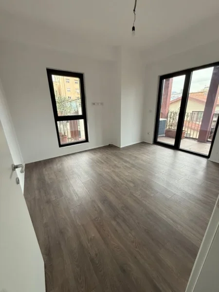 Tirane, jepet me qera zyre Kati 3, 105 m² 1.100 € (RRUGA E KAVAJES)