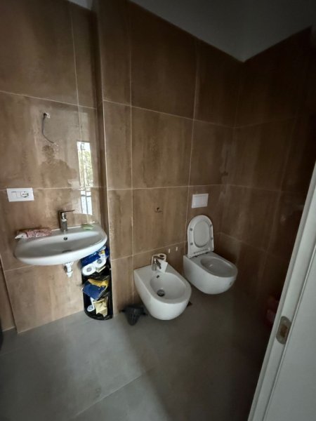 Tirane, jepet me qera zyre Kati 3, 105 m² 1.100 € (RRUGA E KAVAJES)