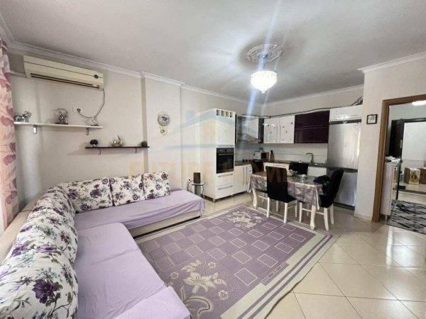Tirane, jepet me qera apartament 2+1 Kati 4, 76 m² 450 € (YZBERISHT)