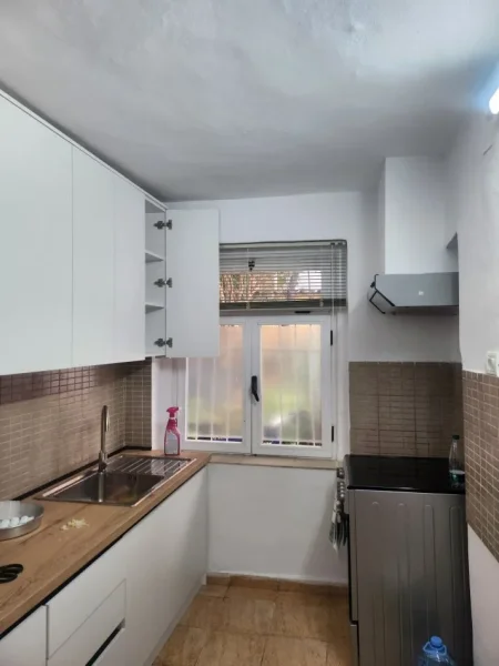 Tirane, jepet me qera apartament 2+1 Kati 0, 180 m² 700 € (Siri Kodra)