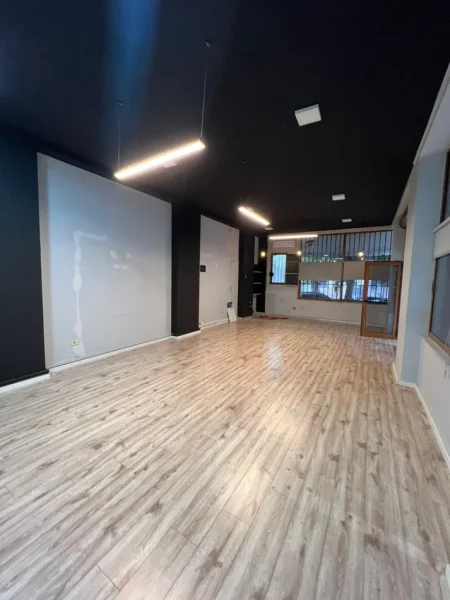 Tirane, jepet me qera ambjent biznesi Kati 0, 65 m² 700 € (shkolla baletit)