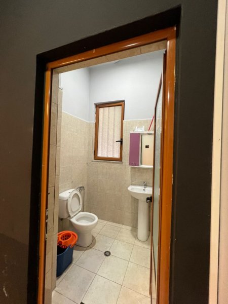 Tirane, jepet me qera ambjent biznesi Kati 0, 65 m² 700 € (shkolla baletit)