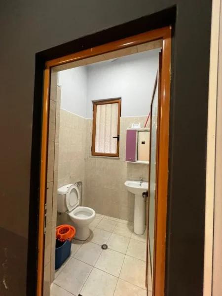 Tirane, jepet me qera ambjent biznesi Kati 0, 65 m² 700 € (shkolla baletit)