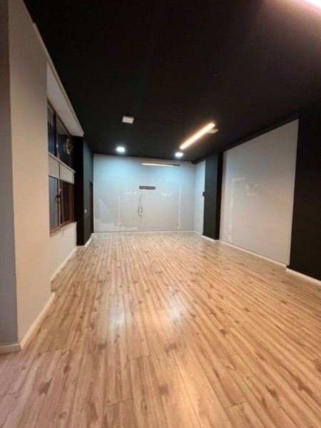 Tirane, jepet me qera ambjent biznesi Kati 0, 65 m² 700 € (shkolla baletit)