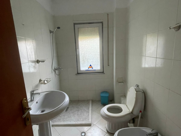 Tirane, jepet me qera apartament 3+1+Ballkon Kati 0, 170 m² 700 € (RRUGA KODRA E DIELLIT)