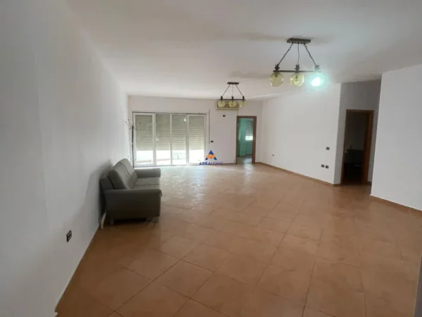 Tirane, jepet me qera apartament 3+1+Ballkon Kati 0, 170 m² 700 € (RRUGA KODRA E DIELLIT)