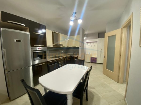Tirane, jepet me qera apartament 2+1 Kati 2, 79 m² 750 € (Kompleksi Kontakt, 21 Dhjetori)