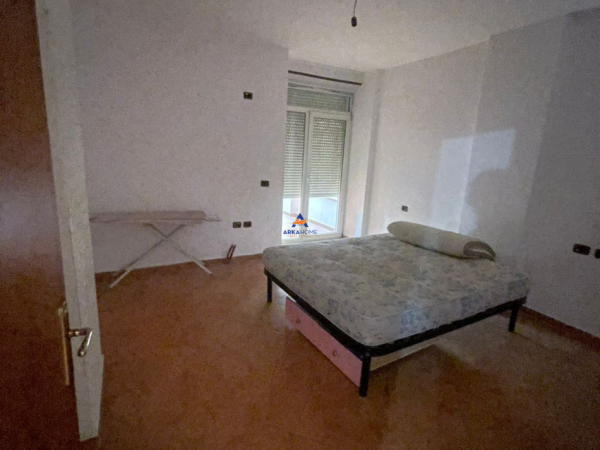 Tirane, jepet me qera apartament 3+1+Ballkon Kati 0, 170 m² 700 € (RRUGA KODRA E DIELLIT)
