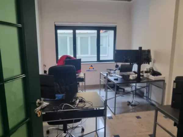 Tirane, shitet zyre Kati 3, 350 m² 1.500.000 € (SHESHI ⁠WILLSON)