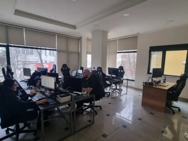 Tirane, shitet zyre Kati 3, 350 m² 1.500.000 € (SHESHI ⁠WILLSON)