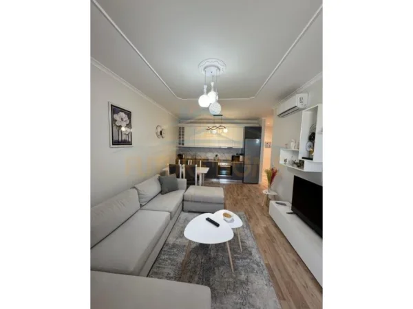 Tirane, jepet me qera apartament 1+1+Ballkon Kati 6, 68 m² 500 € (Unaza e Re)