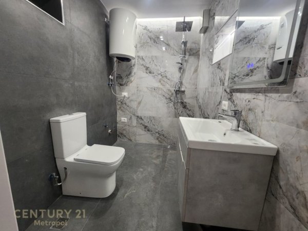 Tirane, jepet me qera ambjent biznesi Kati 5, 44 m² 650 € (Rr .Elbasanit)