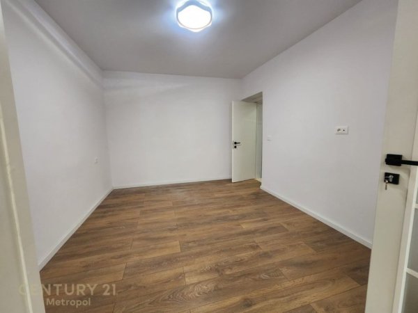 Tirane, jepet me qera ambjent biznesi Kati 5, 44 m² 650 € (Rr .Elbasanit)