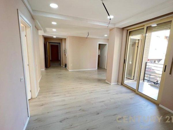 Tirane, jepet me qera ambjent biznesi Kati 1, 116 m² 1.000 € (Perballe Kristal Center)
