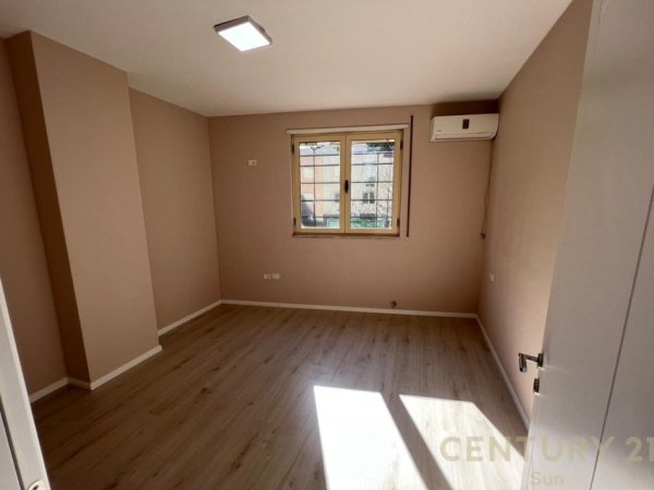 Tirane, jepet me qera ambjent biznesi Kati 1, 116 m² 1.000 € (Perballe Kristal Center)